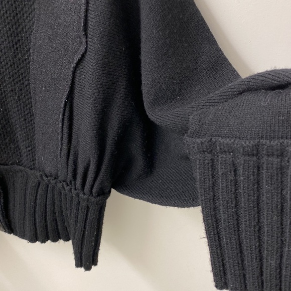 One girl who wool black sweater - Picture 6 of 14